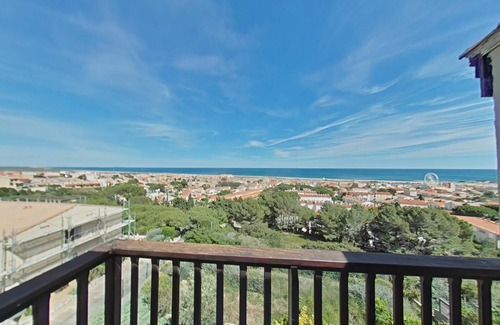 Saint-Pierre-la-Mer Apartment | Breathtaking T3 Apartment with Oceanfront Views