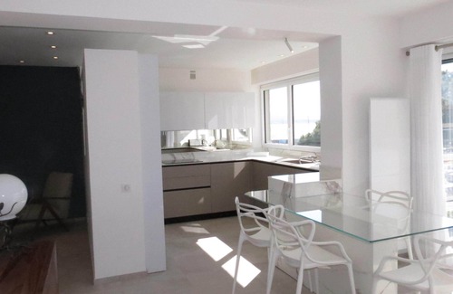 Sainte-Maxime City Centre Apartment | Guest Rated 10/10: T3 Apartment with Oceanfront Views