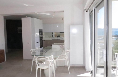 Sainte-Maxime City Centre Apartment | Guest Rated 10/10: T3 Apartment with Oceanfront Views