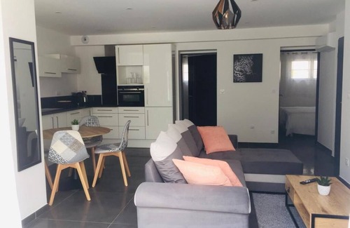 Caveirac Apartment | Stylish T3 with Terrace and Pool for Your Dream Getaway