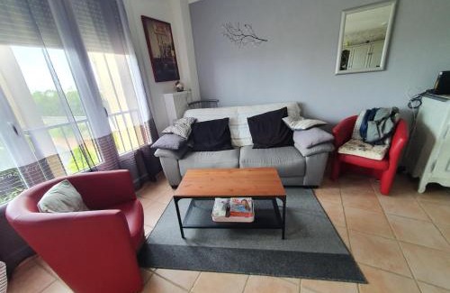 Joue-les-Tours Apartment | Pet-Friendly T3 confort Joué-lès-Tours with Restaurant Service