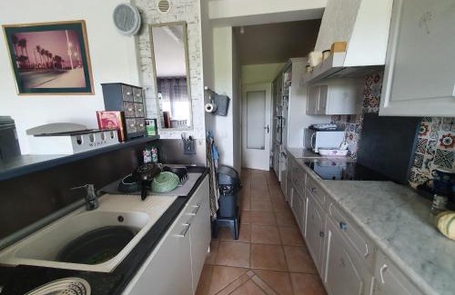 Joue-les-Tours Apartment | Pet-Friendly T3 confort Joué-lès-Tours with Restaurant Service