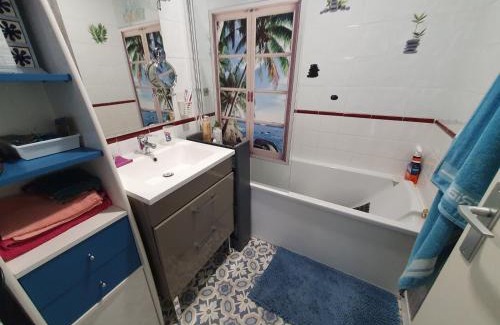 Joue-les-Tours Apartment | Pet-Friendly T3 confort Joué-lès-Tours with Restaurant Service