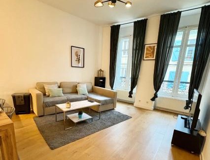 Bourgoin-Jallieu Apartment | Cozy T3 Hypercentre: Pet & Child Friendly Near the Station
