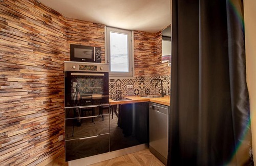Saint-Denis Apartment | Spacious T3 - L'Anaxa: 4-Star Getaway with Wheelchair Access