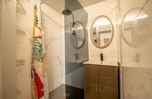 Saint-Denis Apartment | Spacious T3 - L'Anaxa: 4-Star Getaway with Wheelchair Access