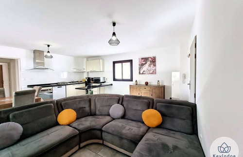 Saint-Denis Apartment | Stay at T3 – Le Waikiki: Family-Friendly Near Saint-Denis