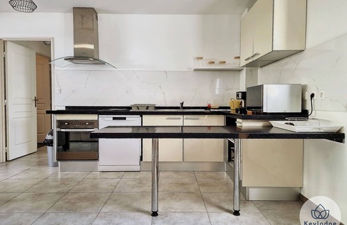 Saint-Denis Apartment | Stay at T3 – Le Waikiki: Family-Friendly Near Saint-Denis