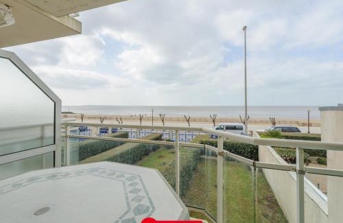 Quartier du Casino Apartment | Seaside T3 Apartment in Châtelaillon-Plage with Balcony