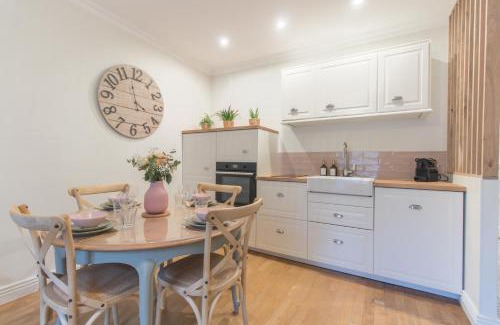 Richard Vitton - Chambovet Apartment | Modern T3 Near Part Dieu Station - Family-Friendly Stay
