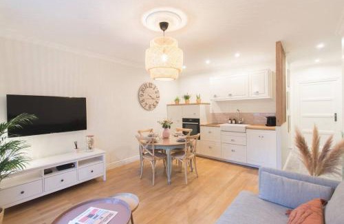 Richard Vitton - Chambovet Apartment | Modern T3 Near Part Dieu Station - Family-Friendly Stay