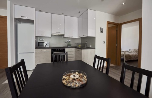 Le Pin House | Quiet T3 R+1 Apartment for 6 with Breakfast & Kitchen