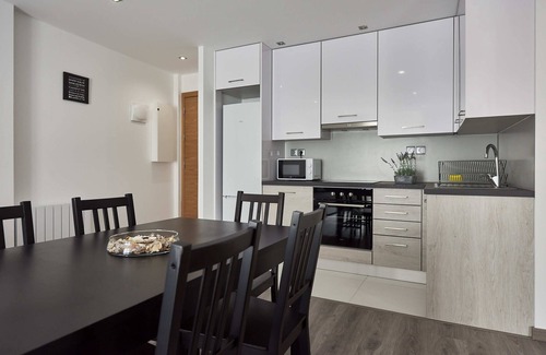 Le Pin House | Quiet T3 R+1 Apartment for 6 with Breakfast & Kitchen