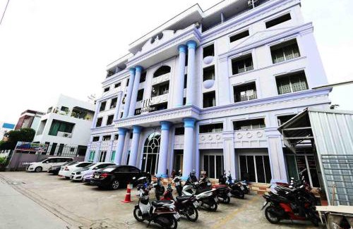 Ladprao Apartment | Convenient T3 Residence: Family-Friendly & Accessible Stay