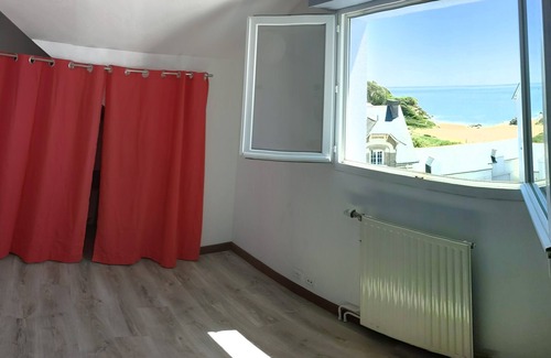 Saint-Marc-sur-Mer Apartment | Beachfront T3 Sea View: Family-Friendly Retreat in Saint-Marc