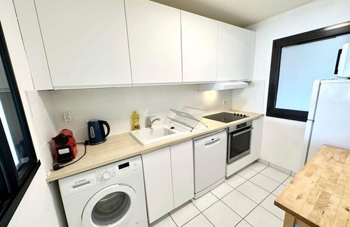 Larmor-Plage Apartment | Ocean View Retreat: Guest Rated 10/10 with Breakfast & Kitchen