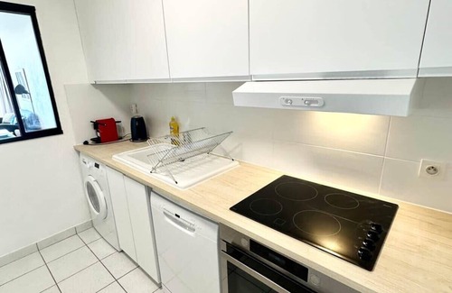 Larmor-Plage Apartment | Ocean View Retreat: Guest Rated 10/10 with Breakfast & Kitchen