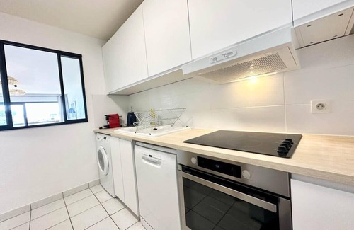 Larmor-Plage Apartment | Ocean View Retreat: Guest Rated 10/10 with Breakfast & Kitchen