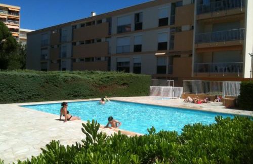 Le Lavandou Apartment | Beachside Retreat: 4-Star Hotel with Pool & Tennis Access