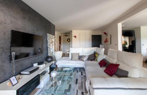 Garrigues Apartment | Beautiful T4 Terrasse VUE sur le GOLF with Oceanfront Views