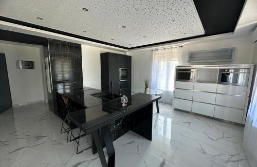 Frontenex House | Elegant T4 Tres Haut Standing: Family-Friendly Retreat