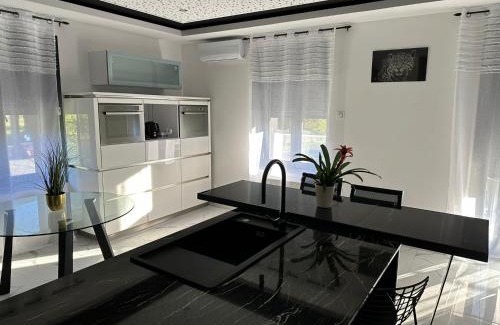 Frontenex House | Elegant T4 Tres Haut Standing: Family-Friendly Retreat