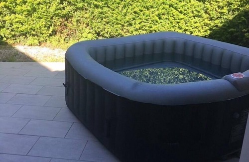Angoulins Apartment | Relaxing T4 with Courtyard & Spa, Steps from the Beach