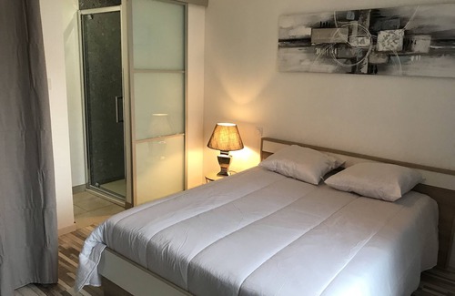 Angoulins Apartment | Relaxing T4 with Courtyard & Spa, Steps from the Beach