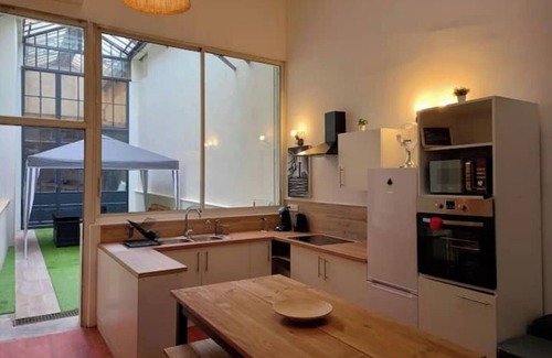 Valence Apartment | Explore T5 L'atelier Insolite: Spa & Kitchen Amenities