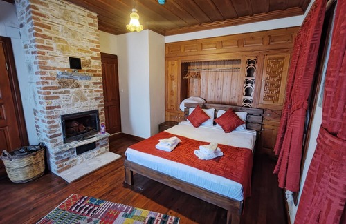Sirince Hotel | Discover Taş konak Manolya: Rated 9.8, Family-Friendly Stay