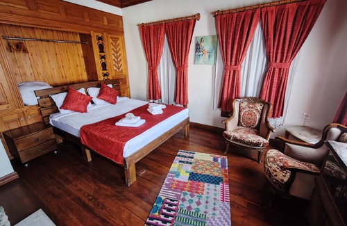 Sirince Hotel | Discover Taş konak Manolya: Rated 9.8, Family-Friendly Stay