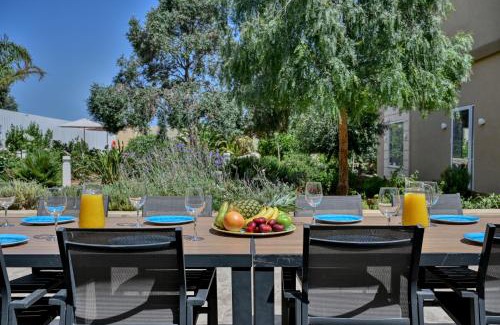 Ghajnsielem Villa | Experience Ta Benna Villa: Poolside Paradise with Ocean Views