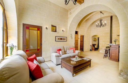 Ta' Għammar House | Discover Ta Gananz Holiday Home: Family and Pet-Friendly Retreat