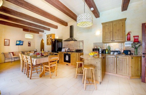 Ta' Għammar Villa | Relax at Ta Gananz Holiday Home with Pool & Pet-Friendly Amenities