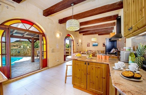 Ta' Għammar Villa | Relax at Ta Gananz Holiday Home with Pool & Pet-Friendly Amenities