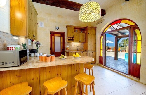 Ta' Għammar Villa | Relax at Ta Gananz Holiday Home with Pool & Pet-Friendly Amenities