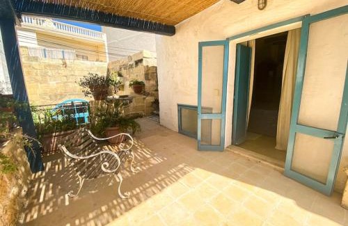 Zebbug Villa | Ta'Giannmarie Farmhouse: Family-Friendly Retreat with Pool