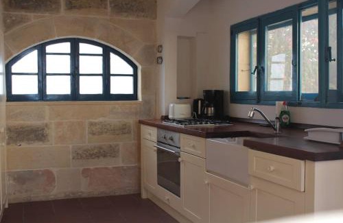 Zebbug Villa | Ta'Giannmarie Farmhouse: Family-Friendly Retreat with Pool