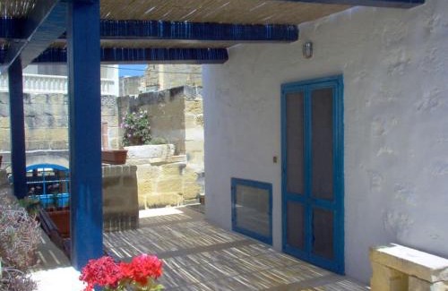 Zebbug Villa | Ta'Giannmarie Farmhouse: Family-Friendly Retreat with Pool