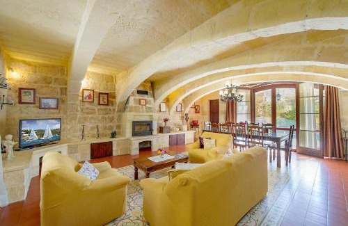 Ggantija House | Pet-Friendly Ta' Majsi Holiday Home with Pool & High Ratings
