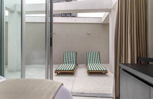 Republica Apartment | Pet-Friendly Tabas by Blueground with Ocean View & Spa