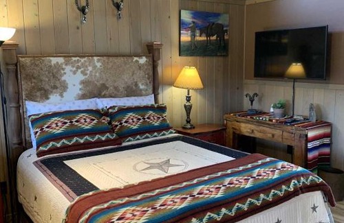 Comfort House | Experience Tabasco Ranch - Star Cabin with Breakfast & Kitchen
