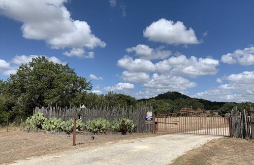 Comfort House | Experience Tabasco Ranch - Star Cabin with Breakfast & Kitchen