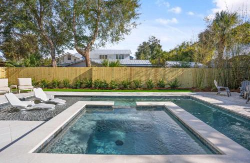 East Beach House | Tabbystone Cottage - A Family-Friendly Retreat with Pool