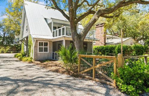 East Beach House | Tabbystone Cottage - A Family-Friendly Retreat with Pool