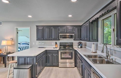 Emerald Beach House | Idyllic Table Rock Lake Hideaway with Deck & Ocean View