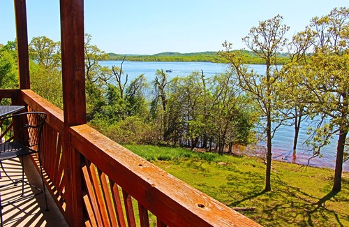 Indian Point Condo | Beautiful Table Rock Lake Condo with Pool & Jacuzzi Escape