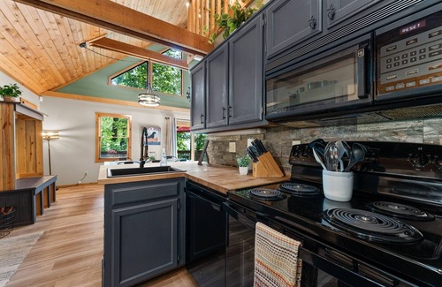 Kimberling City Cabin | Table Rock Lake View, Huge Deck, Trees, Quiet, Updated, Decorated for Holidays!