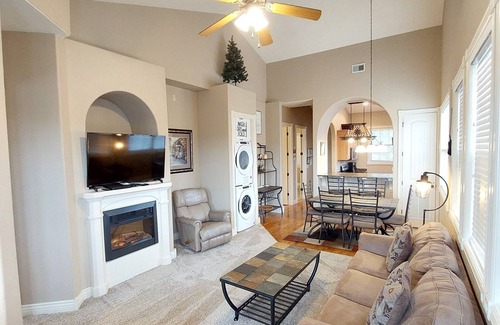 Indian Point Cabin | Discover Table Rock Lake Walk-in Log Cabin - Top-Rated Retreat!