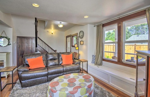 Old Town House | Relaxing Tacoma Escape with Private Hot Tub Near Aquarium